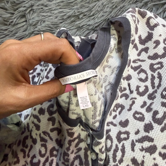 ⭐️Victoria Secret Leopard Print Women's Jumpsuit L - Picture 3 of 3